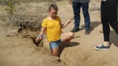 Una niña que vive en Ridgecrest introduce su pierna en la grieta creada tras el terremoto.