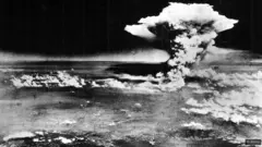 Igisasu kirimbuzi cya mbere cyarekuwe n’indege y’intambara ya Amerika ku mujyi wa Hiroshima tariki 06 z’ukwezi kwa munani 1945.