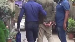 মি. ইসলামকে হাতকড়া পরিয়ে আদালতে নিয়ে যাওয়ার ছবি ভাইরাল হয় সামাজিক যোগাযোগ মাধ্যমে।