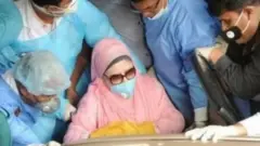খালেদা জিয়া বর্তমানে ঢাকার একটি বেসরকারি হাসপাতালে চিকিৎসাধীন রয়েছেন।