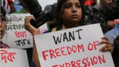 ঢাকার বাইরে সাংবাদিকতা বেশি ঝুঁকিপূর্ণ হয়ে উঠেছে বলে বলছেন সাংবাদিকরা