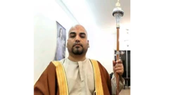 نشأت منذر مدعي النبوة بزيه العربي وعصاه التي أثارت سخرية على مواقع التواصل
