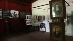 Porträts von Elisabeth Nietzsche und Bernhard Förster im Museum zur Geschichte Neugermaniens.