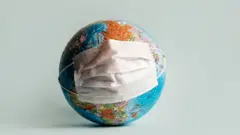 Globo com uma máscara