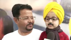 కేజ్రీవాల్ వేషంలో బాలుడు