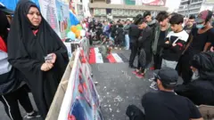 عراقيون يحيون ذكرى الضحايا في ميدان التحرير