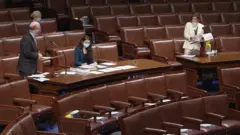國會議員戴著口罩