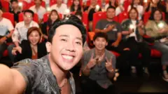Diễn viên Trấn Thành xem phim Bố già cùng khán giả
