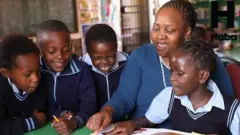 Mwalimu na watoto darasani