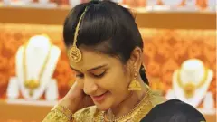 బంగారం ఆభరణాలు ధరించిన మహిళ