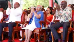 Perezida Uhuru Kenyatta (ibumoso) na Visi-Perezida William Ruto (iburyo) ku cyumweru bari bambaye imyenda yakorewe muri Kenya