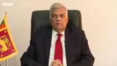 "අපි එක් එක්කෙනාට විරුද්ධ වෙලා රට විනාස කරනව ද, සාමුහිකව වැඩ කටයුතු කරලා මේ රට ගොඩ ගන්නවද"