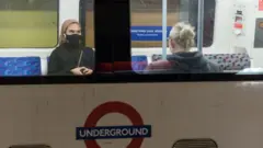 İngiltere'de metroda maske takanlar