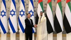 الرئيس الإسرائيلي، إسحق هيرتسوغ، لقي ترحيبا كبيرا اثناء زيارته للإمارات، وقائه مع ولي عهد ابوظبي، محمد بن زايد