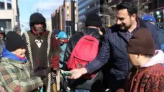 قاضی منان غرباء کی مدد کرتے ہوئے