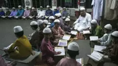 মাদ্রাসা শিক্ষা প্রতিষ্ঠানগুলো প্রচুর শিক্ষার্থী পড়াশোনা করে বাংলাদেশে