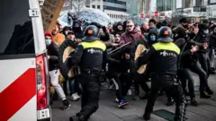 В Эйндховене полиции пришлось применить силу