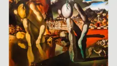 تصور لوحات الأحلام السريالية، مثل لوحة "تحول نارسيسيوس" لسلفادور دالي عام 1937، التفاعلات النفسية في الأحلام