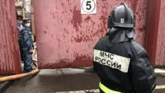 Сотрудники МЧС около женского СИЗО, где произошел пожар