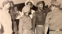 सबसे बाएं जनरल एएके नियाज़ी, सबसे दाहिने जनरल जैकब, दाहिने से दूसरे मेजर जनरल शहबेग सिंह