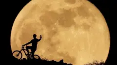 تحول لون القمر إلى الأحمر البرتقالي وظهر أكبر في السماء عبر أجزاء من العالم يوم الأربعاء.