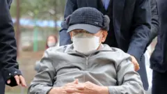 감염병예방법 위반 등 혐의로 기소된 이만희 신천지예수교 증거장막성전(신천지) 총회장이 18일 오후 경기도 수원시 영통구 수원지방법원에서 열리는 재판에 출석하고 있다. 2020.11.18