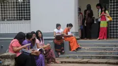 အဝေးသင်တက္ကသိုလ် အနီးကပ် နှစ်ကြိမ်ခွဲတက်ရမှာ ကျောင်းသားများ လက်မခံ