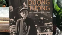 Nhà thơ, nhà văn, dịch giả Dương Tường trong hình bìa một cuốn sách của ông