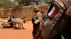 Soldat français avec insigne à Gossi