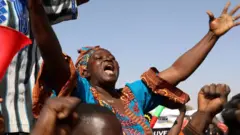 Baadhi ya raia wa Burkina Faso wameunga mkono udhibiti wa jeshi