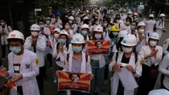 ပစ်ခတ်ဖြိုခွင်းမှုတွေကြားက ဆန္ဒပြပွဲများ