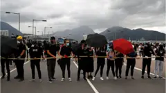 Người biểu tình Hong Kong chặn đường cao tốc đến sân bay Hong Kong