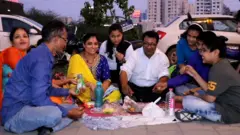 રસ્તા પર બેસીને જમતાં લોકો