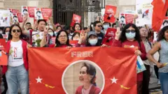 နိုင်ငံတော် အတိုင်ပင်ခံ ပုဂ္ဂိုလ် ဒေါ်အောင်ဆန်းစုကြည်