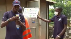 Timothy Kayondo yana sarrafa sharar ya mayar da ita gawayi, wanda yake amfani da shi wajen samar da hanyar tsaftace ruwa.