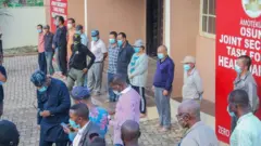 Awọn afunrasi naa lasiko ti awọn agbofinro n fi oju wọn han