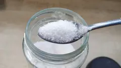 বাংলাদেশ কৃষি গবেষণা কাউন্সিলের একটি রিপোর্ট বলছে, বাংলাদেশে আমদানিকৃত সাদা চিনিতে তারা পেয়েছেন কৃত্রিম উপাদান সোডিয়াম সাইক্লামেট, যেটি পরিচিত ঘনচিনি নামে