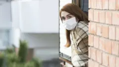 최근 여러 국가가 자가격리를 강제하고, 위반 시 처벌을 내리는 법 조항을 신설했다