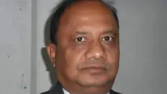 সোমবার বিকাল পাঁচটার দিকে জাতীয় প্রেস ক্লাবের ফটকের ভেতরের খোলা স্থানে গাজী আনিস নিজের শরীরের আগুন ধরিয়ে দেন।