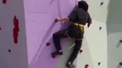 پر دېوالونو او کمرونو ختل تر ډېره لوېديځه ټولنه کې دود دي، دا يو داسې سپورټ دی چې مينه وال يې پر طبيعي کمرونو يا د خنډونو پر دېوالونو خېژي.