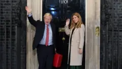 Boris Johnson y su pareja en la puerta de Downing Street.