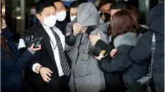 정인양을 입양한 후 수개월간 학대해 사망에 이르게 한 혐의를 받는 양부 안모씨가 13일 오전 서울 양천구 서울남부지방법원에서 열린 아동복지법위반(아동유기‧방임) 첫 재판을 마친뒤 법원 청사를 나서고 있다