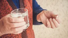 Бабушка принимает таблетки