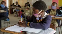 De nombreux pays africains ont assoupli les restrictions, notamment la réouverture des écoles