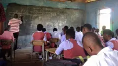 Olukọ n kọ awọn akẹkọọ nileẹkọ