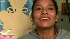 रूखबाट लडेर मेरुदण्ड भाँचिएपछि १० वर्ष अरूको सहारामा बाँचेकी ३६ वर्षीया जुना शाही अहिले थाङ्का चित्र बनाउँछिन् र आफूजस्तै अरूलाई सिकाउँछिन्।