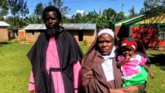 ''Yesu'' wa Tongareni (kulia) pichani na mmoja wa wake zake pamoja na mtoto wake