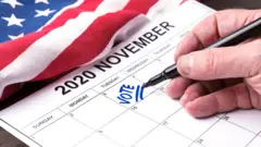 Hombre marca la fecha de votar en el calendario