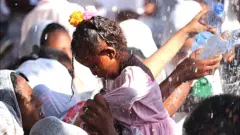 ከሕፃናት እስከ አዋቂዎች በተለምዶ መስቀል አደባባይ ተብሎ በሚጠራው ቦታ በመገኘት አክብረዋል