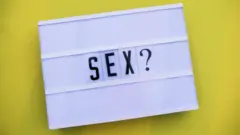 Abajour ilustrado com a pergunta 'Sex?'